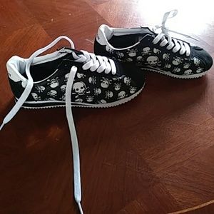 Skull tennis shoes